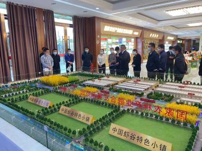 市发改局带队组织外出考察学习镇域经济工作