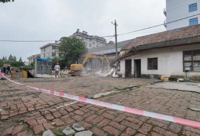 我市拆除200平方米违法建筑服务鸿雁街道路工程项目