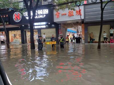 市城管执法局全员上阵迎战特大暴雨