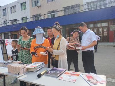 文化志愿者过长江到“小河”，为献血志愿者补充“精神食粮”
