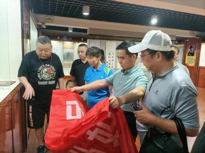 “兵妈妈”张海秀到市档案馆重温“98”抗洪故事