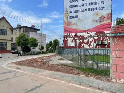 高基庙镇这段院墙被拆除受群众好评
