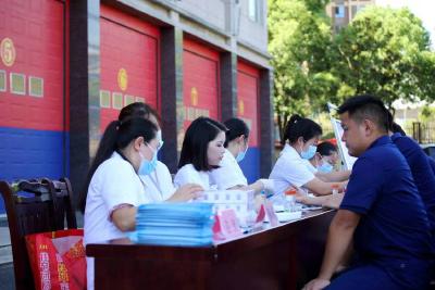 笔架山卫生院组织医护人员免费为市消防大队全体官兵查治血吸虫病