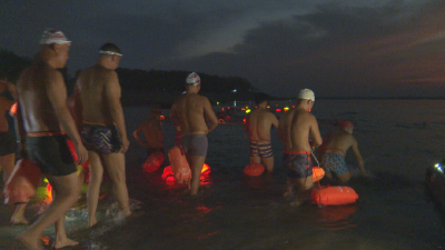 石首200余名游泳爱好者夜渡长江庆中秋！