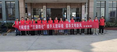 市城投中心志愿者服务队到横沟市镇泥港子村开展共同缔造“三清四化”活动
