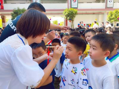 行拜师礼、点朱砂 文华小学为新生行传统“入学礼”