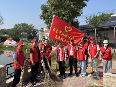 市融媒体中心到联系村开展共同缔造“三清四化”志愿服务活动