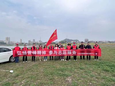 市疾控中心开展“学习雷锋精神  保护美丽长江”卫生清扫志愿服务活动