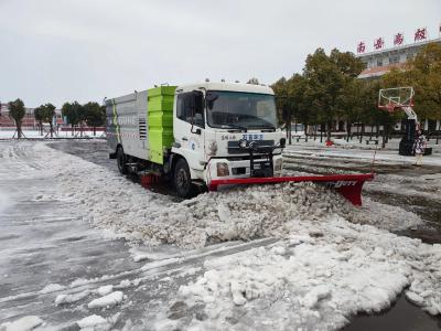 铲雪除冰保开学 石首城管在行动