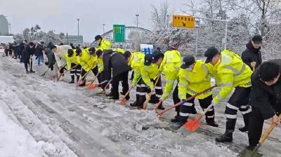 寒冬见暖情 湖北应对低温雨雪冰冻天气直击