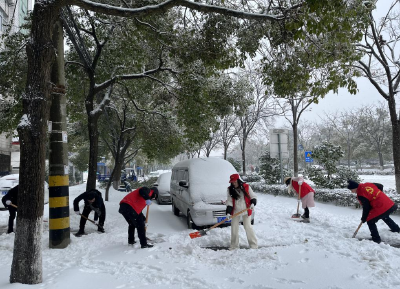 石首市档案馆开展扫雪除冰志愿活动