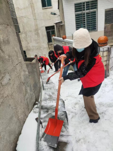 下沉社区铲雪除冰  保障群众安全出行