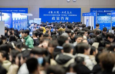 武汉三年留下高校毕业生近百万人，代表委员建言献策“青年留汉”新路径