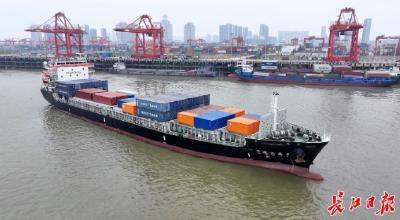 牢记嘱托 建成支点丨从通江达海到链接全球，武汉港九大港区激活“黄金水道”