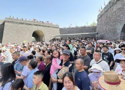 李白杜甫张九龄都穿越来了！荆州各大景区被挤爆