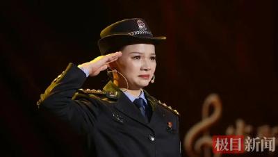 还记得1998年洪水中，抱树被救的小江珊吗？27年后，已成为民警的她动情讲述