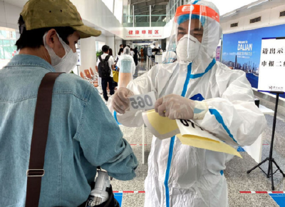 刚下飞机，日本记者感慨：中国防疫竟做到这地步