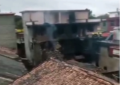 飞机坠毁砸中民房，机上5人遇难！村民：房屋主人刚离家，躲过一劫