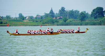 看！公安县首支女子龙舟队在天露湖上乘风破浪！