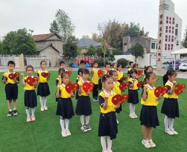 全县各学校举行丰富多彩的庆“双节”活动