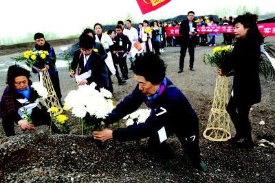 小城大爱 监利群众与“东船”遇难者家属共祭逝者