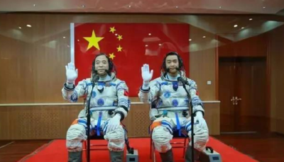 关于给景海鹏颁发“一级航天功勋奖章”授予陈冬“英雄航天员”荣誉称号