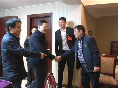县领导看望出席县政协六届一次会议的政协委员