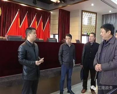 县领导检查指导“两会”筹备工作
