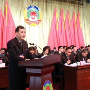 汪新华代表政协江陵县第五届委员会常务委员会向大会作工作报告