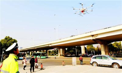 湖北成立首支“水、陆、空”三栖快速反应交警队