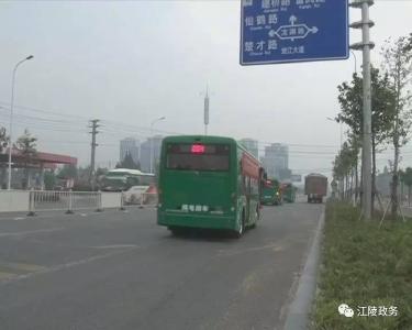 春节期间江陵县公交车正常运行