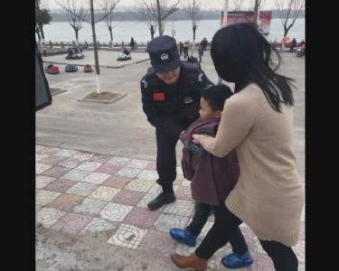 江陵巡特警勇救落水儿童