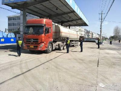 江陵交警重拳整治查获28辆超限超载货车