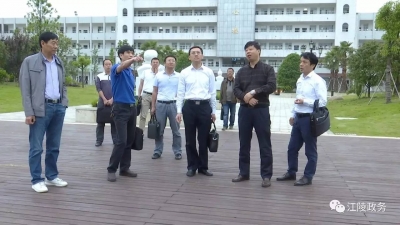 刘勇调研江城社区、江陵一中