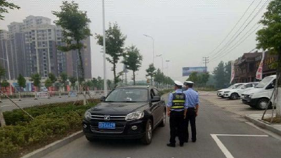 交警上路严查车辆逆行