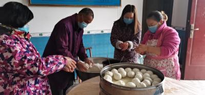 暖心团子送一线，村民争当志愿者