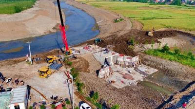 疫情防控不松手  工程建设不松劲
