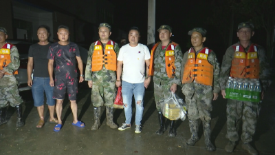 爱心人士深夜冒雨为民兵送餐