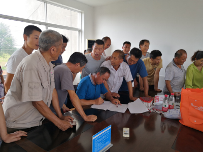 六合垸管理区：血防站免费为防汛志愿者查治血吸虫