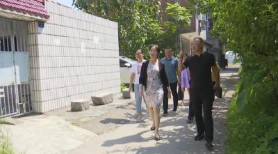 李静芹到郝穴镇沿江社区 参加下沉社区服务群众工作
