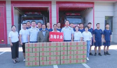 爱心黄桃赠送给一线劳动者