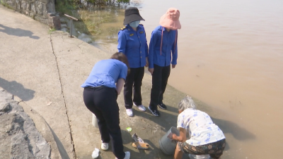 县城管女子防汛突击队：骄阳下的巾帼战旗