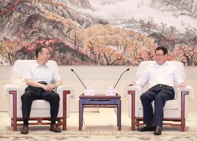 应勇与中国侨联主席万立骏座谈：更好凝聚侨心侨力侨智 加快推动疫后重振