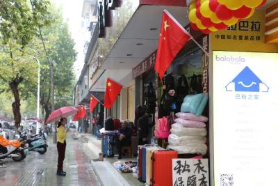 县融媒体中心党员干部下沉社区开展服务活动