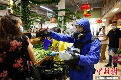 纽约市民戴防护面具为超市顾客发手套