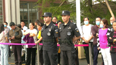 江陵公安护送学生安全离校