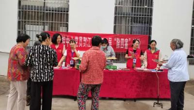 县疾病预防控制中心党员  下沉社区开展“除四害”活动