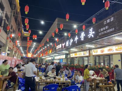 中央金街夜啤酒一条街向教师推出打折优惠