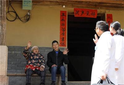 习近平的小康故事丨“真正解决好基层群众看病难看病贵问题”