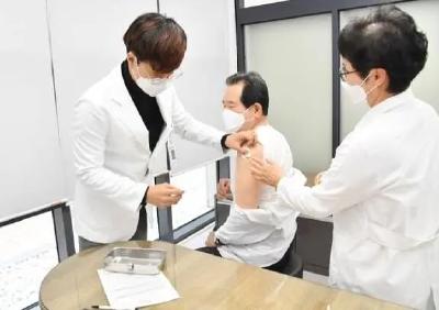 接种流感疫苗死亡升至28人这天，韩国政府说“不停”。
